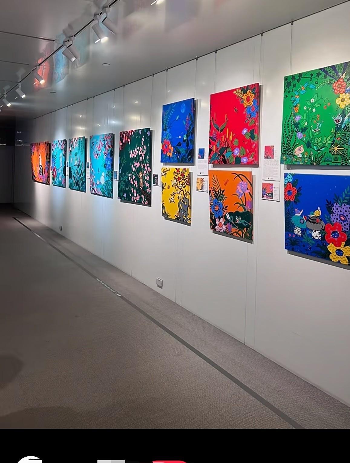 葛斯齐还挺义气，一大早提前来到了小s二女儿lily要举办画展的美术馆…只可惜布