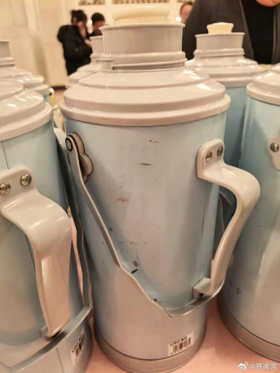 人民大会堂的热水瓶用了30年人民大会堂的热水瓶用了30年！全国两会现场，那些掉漆