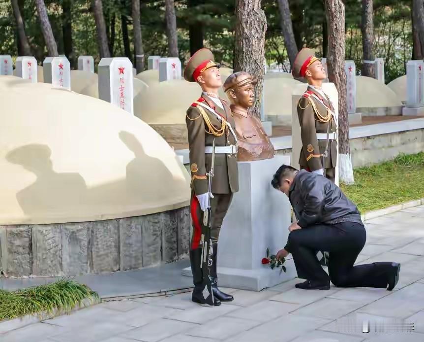 金正恩以极高礼遇,单膝跪地向中国人民志愿军烈士致敬和献花,清晰地向中朝两国人民和