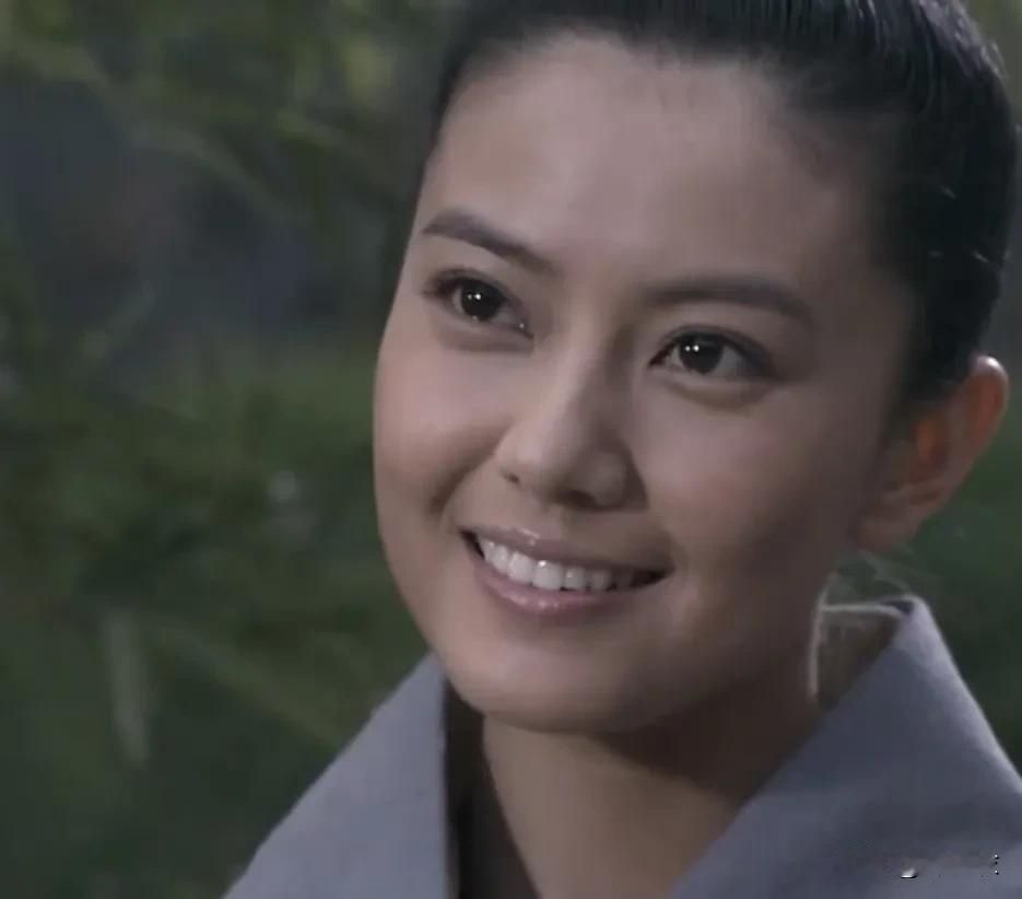 去年在电视上第一次看这个剧，我寻思这个女演员长得这么漂亮，还有点像高圆圆，怎么没