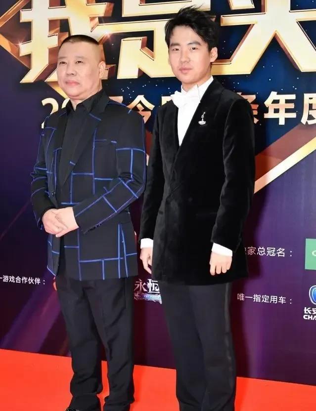 郭麒麟咋都没想到，一下子被父亲郭德纲揭了3个老底。在接受王伟忠访谈时，郭德纲谈