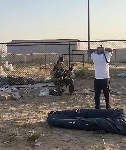 老美这飞行员的操作真让人无语。3月2日观察者网报道，一架美国F-15战机被击