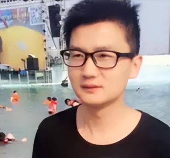 ☁2005年，宁夏姑娘耿兰俊不顾父母反对，做了国内首例“女变男”的手术，当