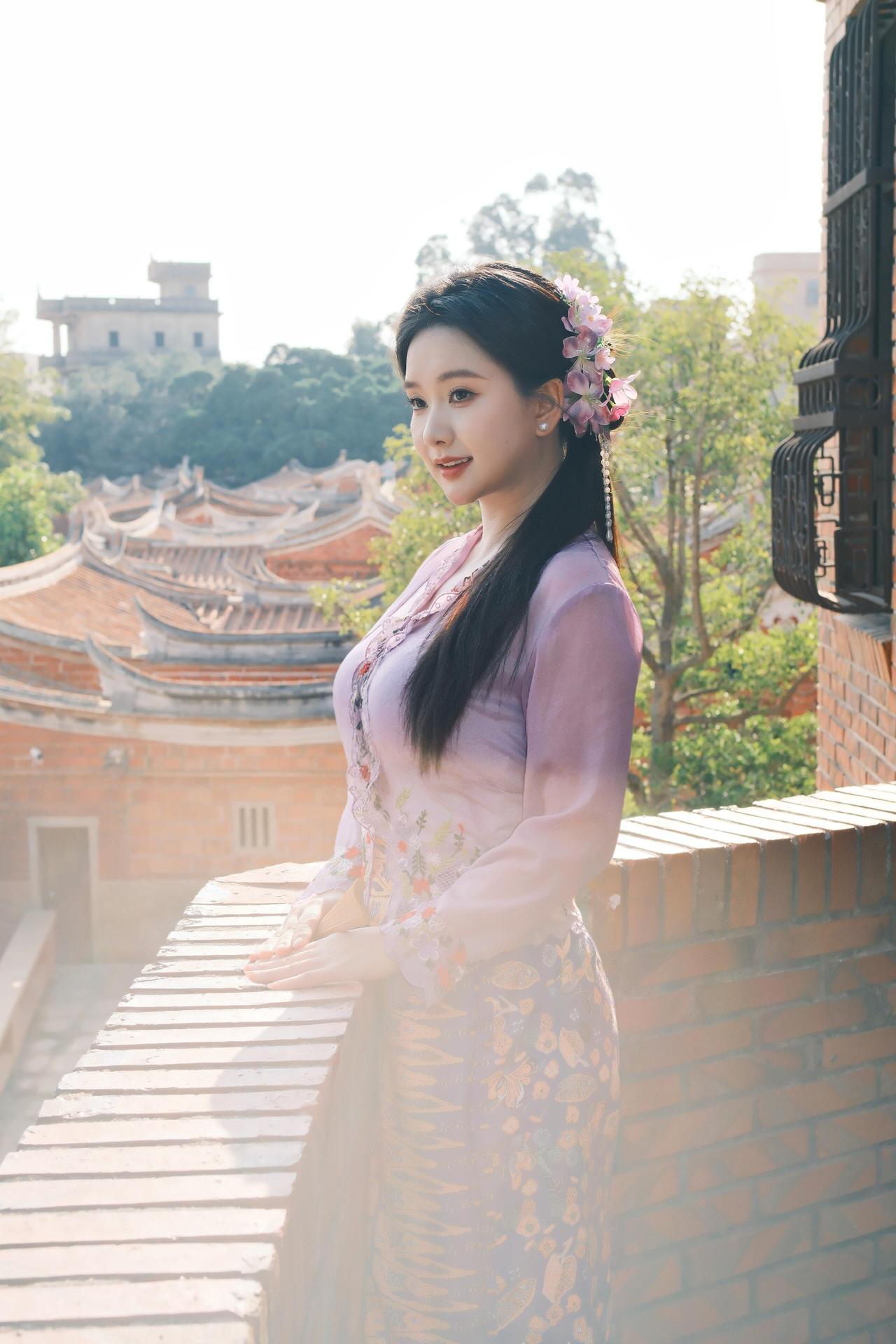 旧梦不须记，红砖古厝的韵味，把南洋风情的绮念吹得充满温柔。紫调娘惹装缠上绣线