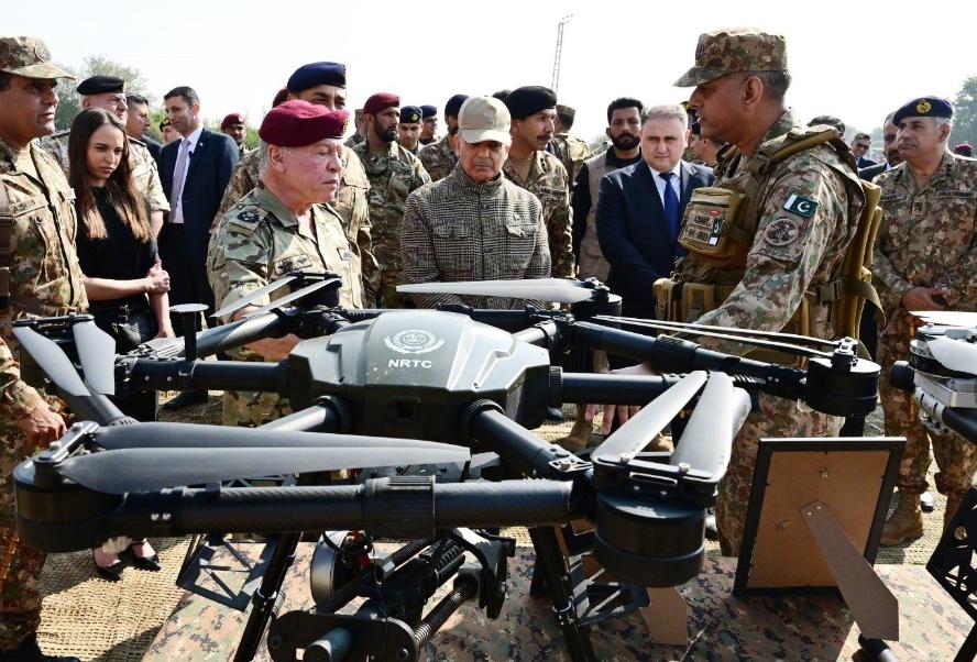 巴基斯坦总理谢里夫接受采访，认为巴基斯坦需要的是无偿援助，而不是贷款支付。谢里夫