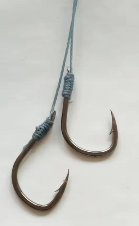 乾隆年间，一位幼儿误吞了一个鱼钩，母亲着急一拽，没想到勾得更紧了，孩子哇哇大哭。