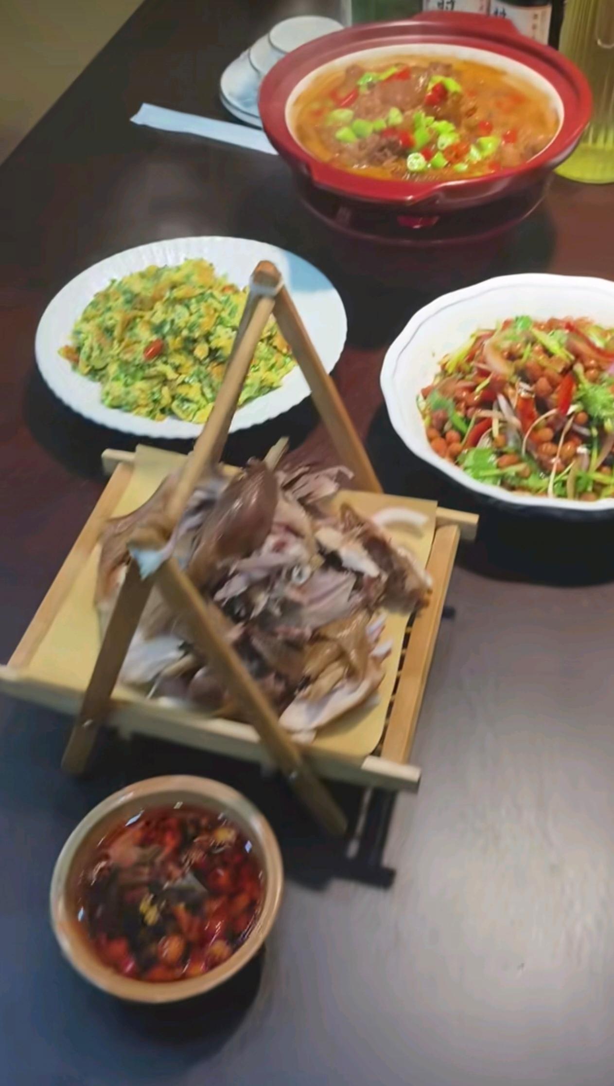 中午在饭店里点了拆羊头肉（带蘸料）、韭菜炒鸡蛋、凉拌花生洋葱、砂锅炖肉，花费23