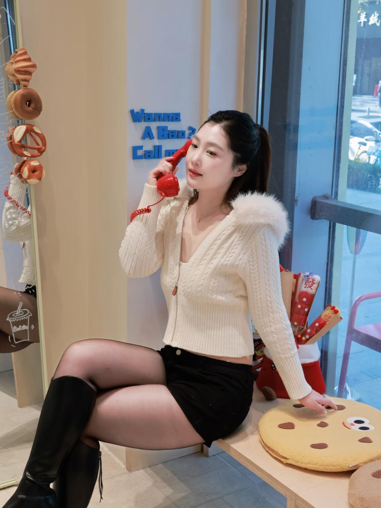 半窗月痕·行香子·暖冬闲游作者/朱珠（原创）午后晴光，漫过橱窗。面包