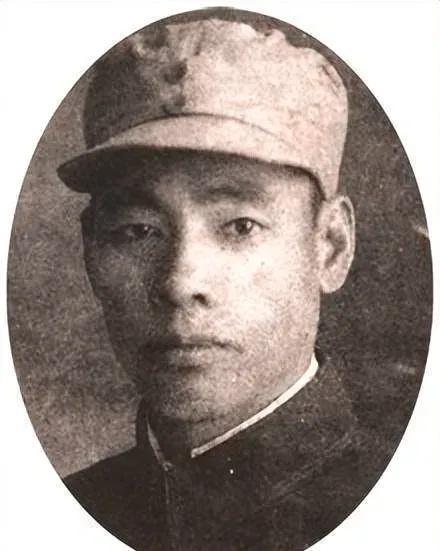 抗战中，八路军侦察员刘锡琨正送情报，不料迎面遇到大队日军。刘锡琨忙拉帽遮