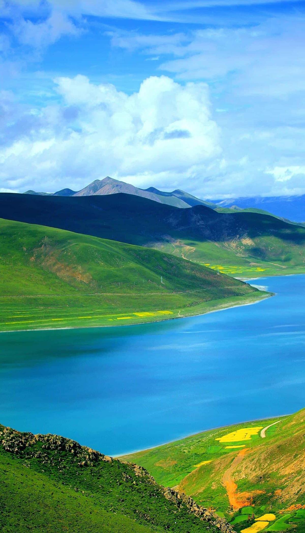 他年轻时走了，孩子他没管。现在儿子娶媳妇，他掏了百万，买房买车摆酒席。没人逼