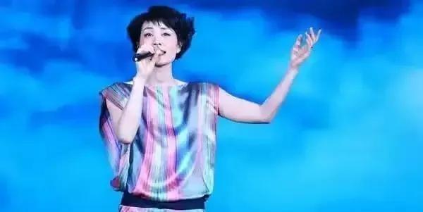 2010年，王菲得到李健同意后，在春晚上演唱了《传奇》，可王菲把这首歌唱火以后，