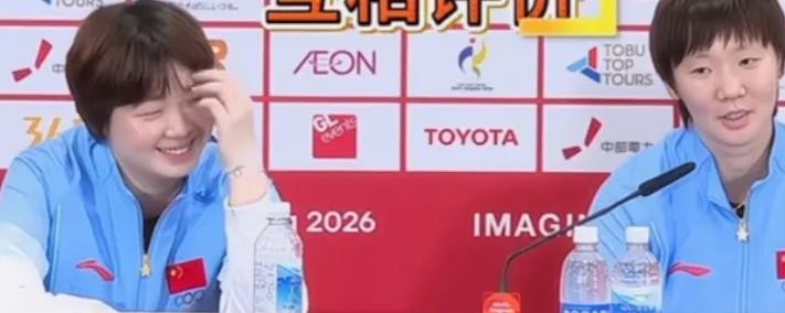 在国乒队里能让平时话就不多的王曼昱都忍不住嫌闷的人，大概也就只有蒯曼了。这俩人搭档女双，到了采访环节