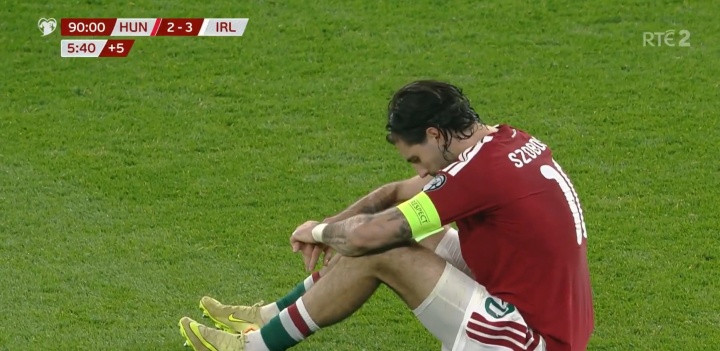 遭绝杀! 匈牙利世界杯梦碎+连续十届无缘, 索博无奈垂头瘫坐草地