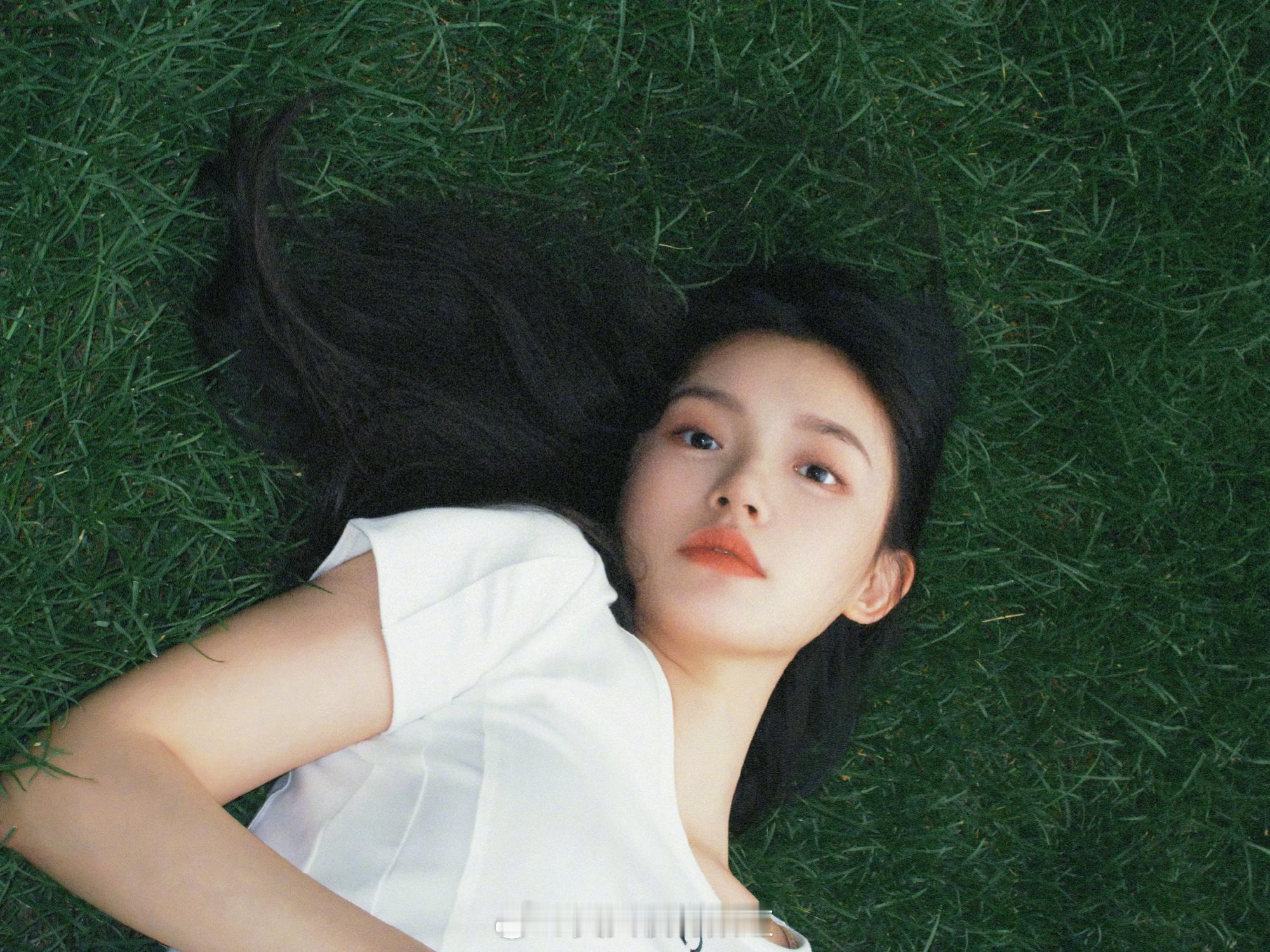 林允小白裙绿植草地大片