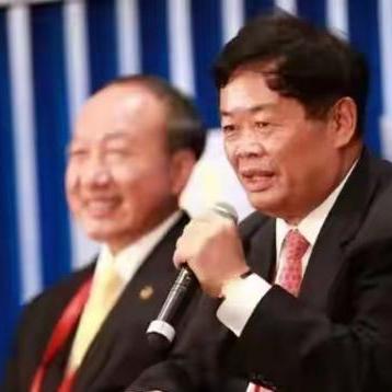 2001年，有位领导找曹德旺借七千五百万，还把市里三个收费站五年经营权拿来抵账。