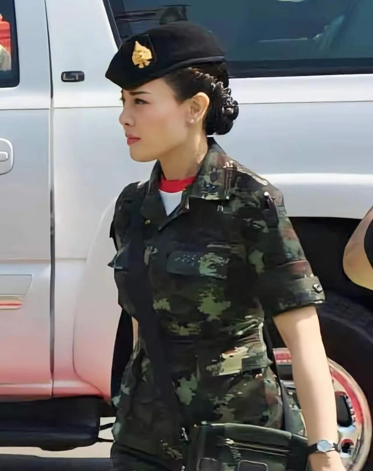 泰国王室岁月中，西拉米如温润星辰，凭清丽容颜与温婉气韵留痕史册，被玛哈国王视为无