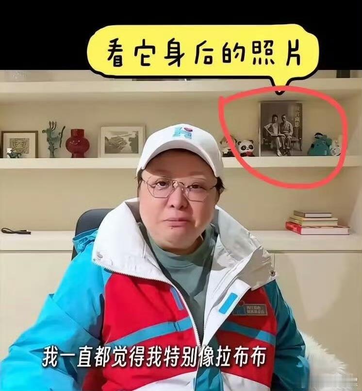 看到有人发出来说韩红家里供奉溥仪的照片，我打开一看，感觉应该不是照片，是一本书！