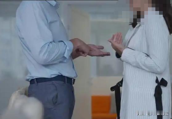 广东深圳，一女子跟自己的男邻居还是同事关系，这个同事欠下了债务无路可走，准备对女