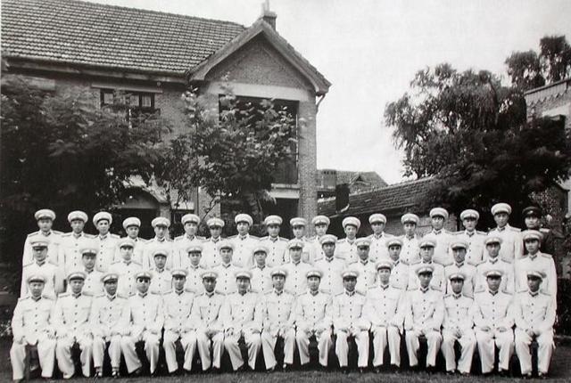 1957年，廖汉生中将从南京军事学院毕业，各大军区的岗位都已经满员了，只有新疆军