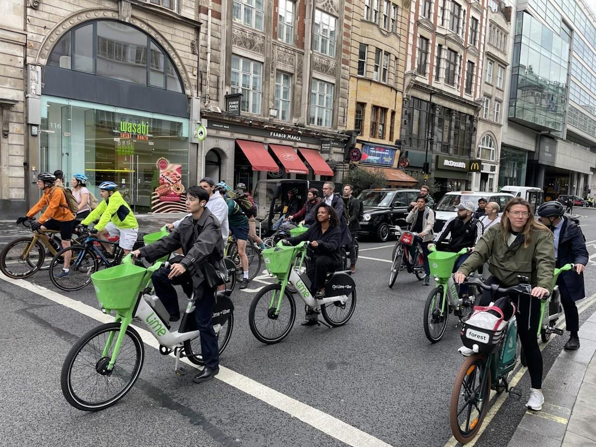 伦敦人开始骑“电驴”上班了！1000英镑一辆，折合人民币8000块，比国内贵三倍