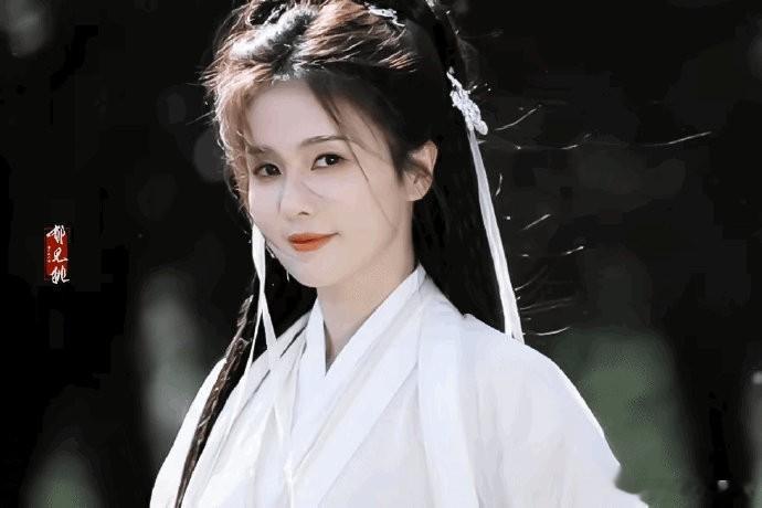 有人说白鹿能取代刘亦菲古装地位了，感觉比刘亦菲更有仙气更白更灵动不少。