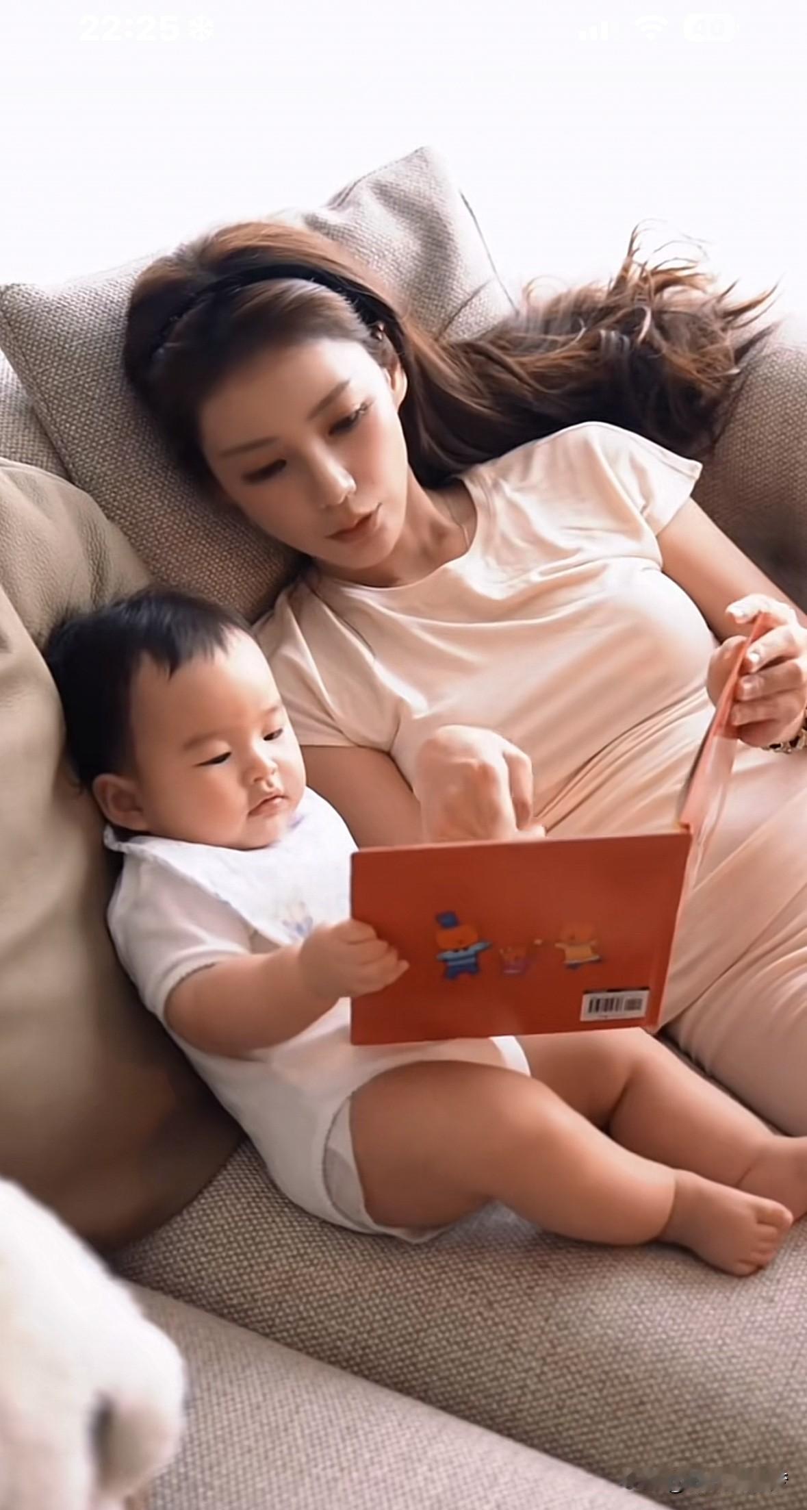 筱梅自己带孩子就是不一样，汪宝这才几个月啊！和妈妈一起看书，有模有样的，