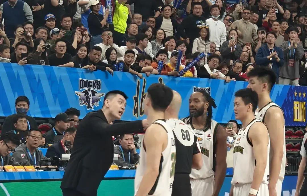 杨鸣拍碎了战术板，却被裁判“罚”出了本赛季第一个名场面。你以为主教练被驱逐