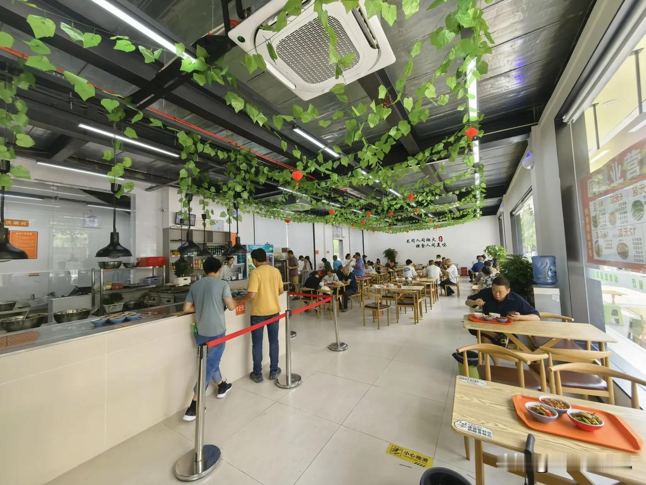 小区新开了一家社区食堂，今天中午特意和老妈、姐姐去尝试一下。社区食堂干净卫生敞亮