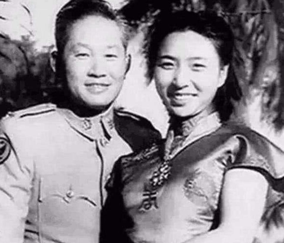 1951年，孙立人脱了衣服钻进被子，习惯性地搂住老婆，结果手感不对，吓得他立马滚