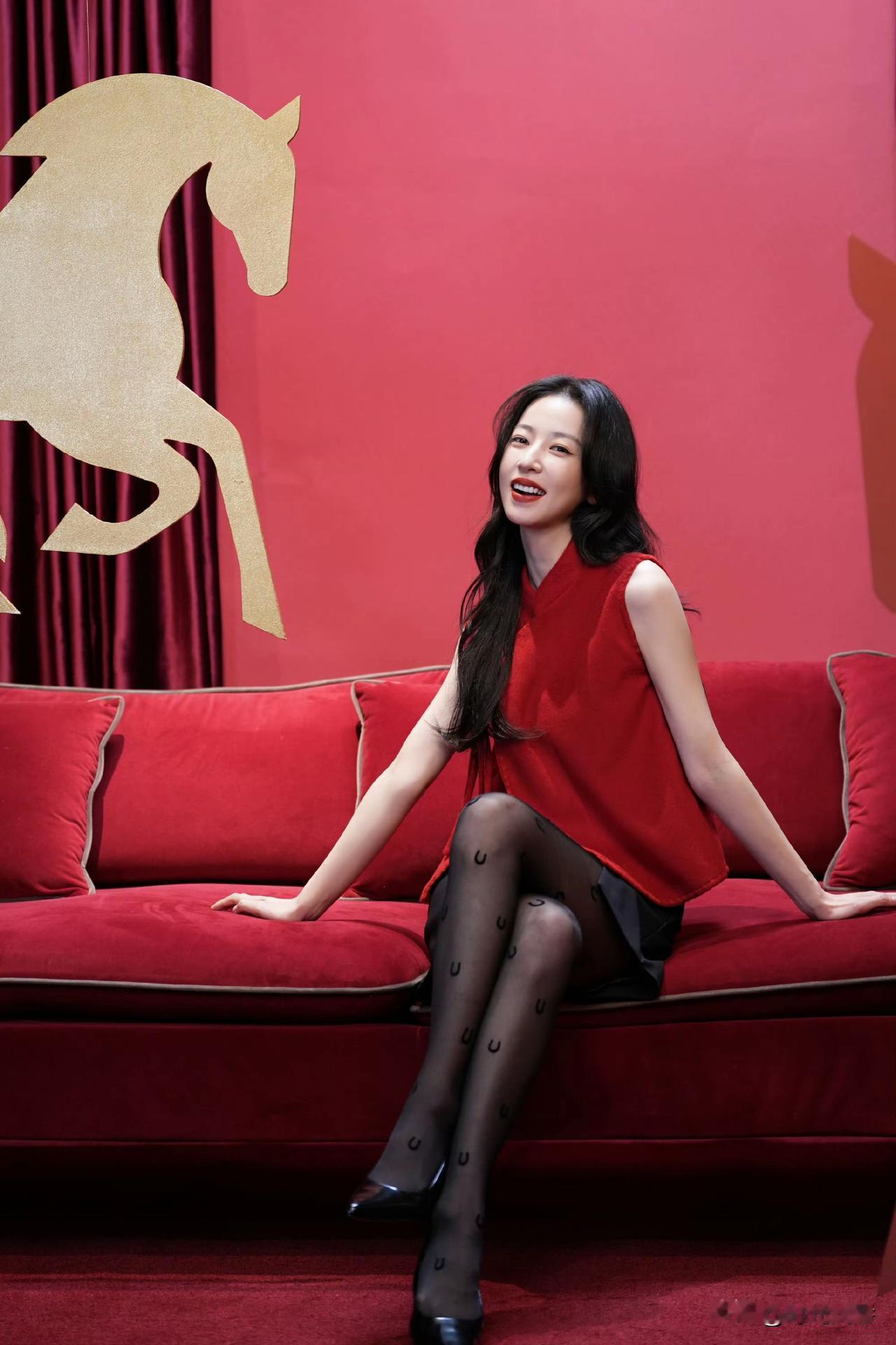 90后女演员周雨彤美照，穿着时尚靓丽，笑容甜美，给人带来如沐春风般般温暖清新的感