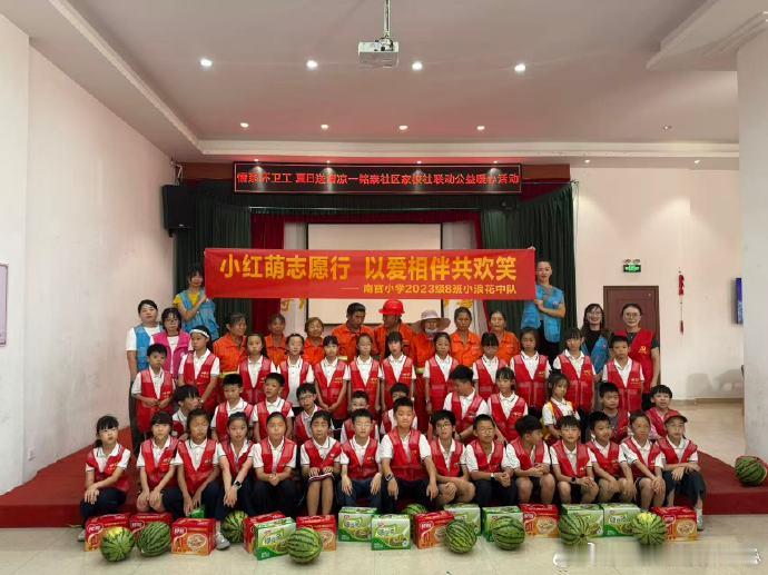 台州路桥萌娃志愿者为环卫工人送上夏日清凉稚嫩身影传递大大的温暖。孩子们面带笑容，