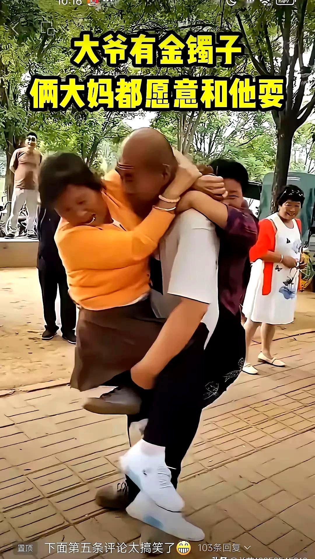 3月7日，沈阳劳动公园的城管劝诫那些跳不雅舞姿的中老年人。“群魔乱舞”早该治