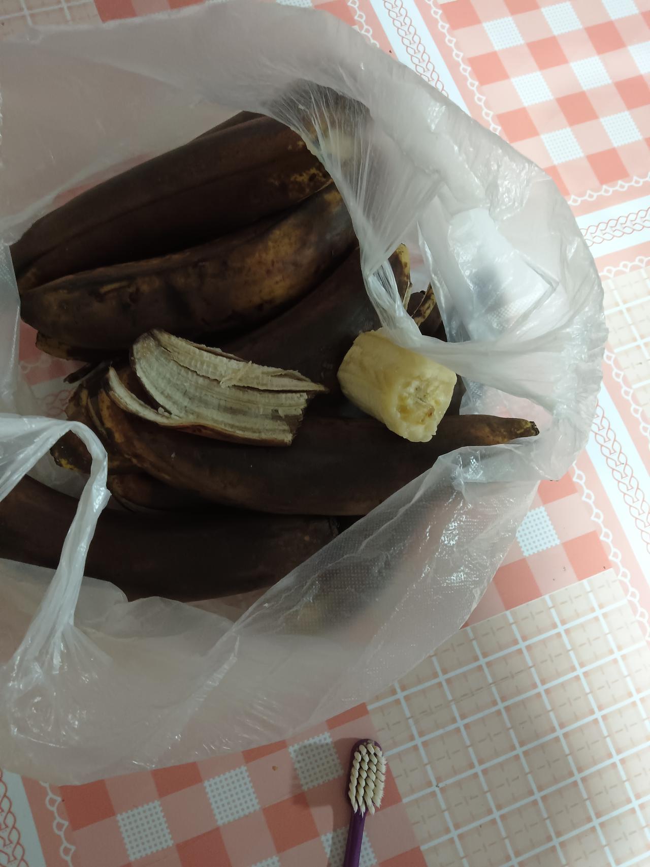 一个要好的同事说买了外边变黑的便宜香蕉，买多了昨天晚上给我送来了。我也不好意思说