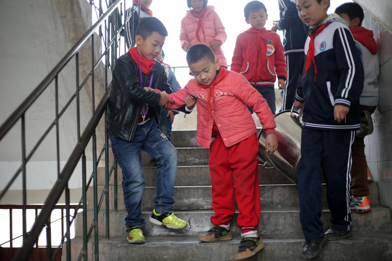 笑不活啦！山西太原一81年出生的哥们儿，去幼儿园接女儿放学，结果女儿同学悄悄指着