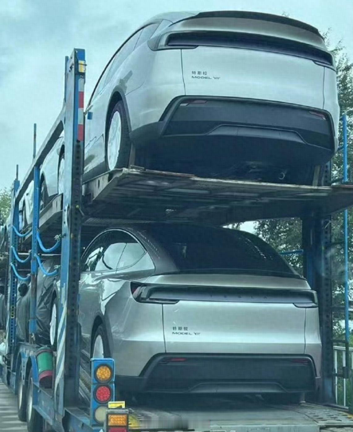 特斯拉ModelYL无伪装实车，车长近5米/6座布局车长4976，轴距304