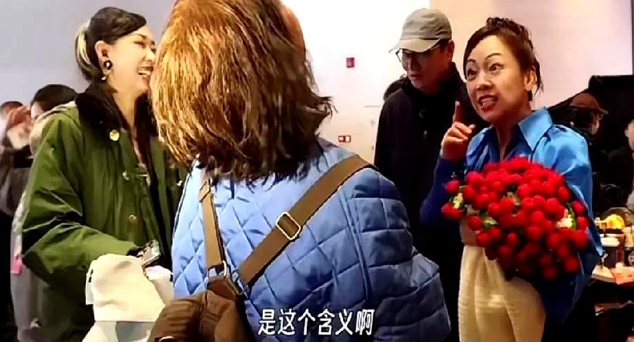管乐妈妈送侯佩岑邓萃雯手工花束围巾，她们快乐得像个孩子。侯佩岑真是人美嘴甜，