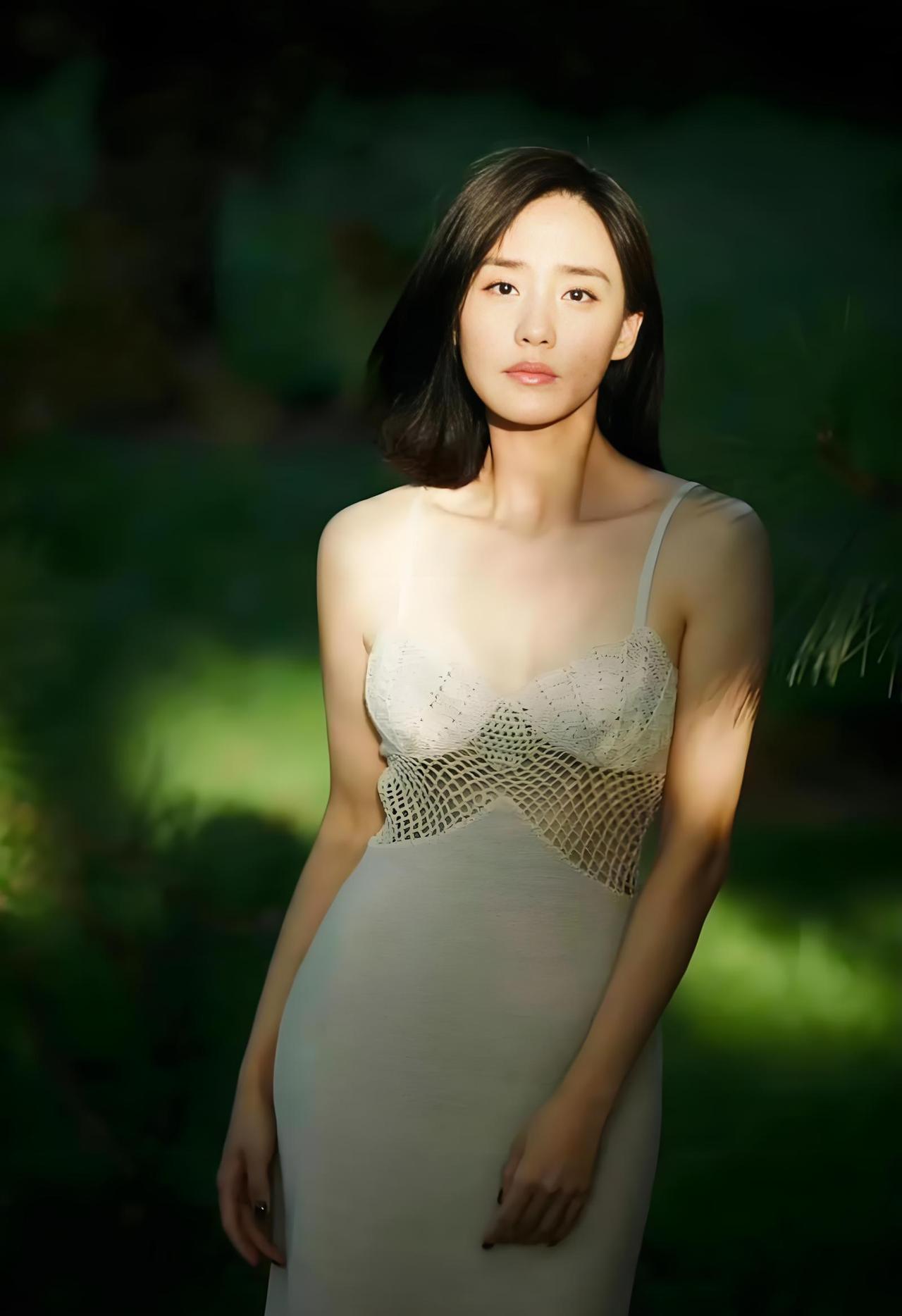 还记得《夏洛特烦恼》里那个让全校男生惦记的秋雅吗？她这次直接把泳装穿成了战袍