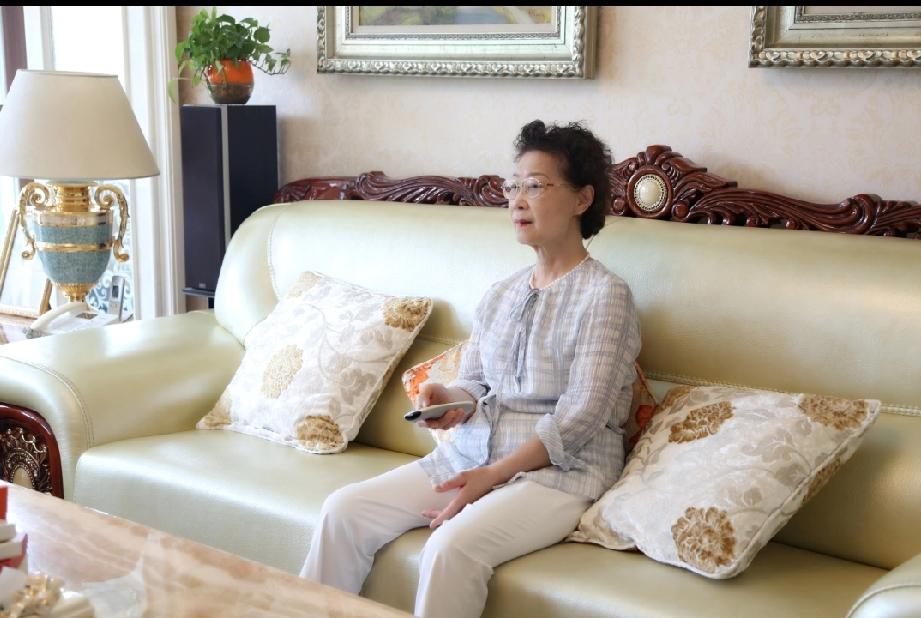 有天早晨，老婆回来很开心，小区旁有人送西红柿，一份8个才要1块钱，而且说好第二天