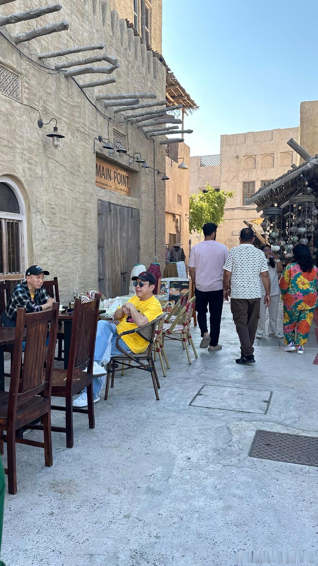 迪拜偶遇黄渤网友迪拜偶遇黄渤网友迪拜偶遇黄渤，黄色的T恤特别吸睛，整个人的状态