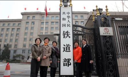 为什么铁道部会被撤销呢？原因只有一个，那就是他的权利太大了。铁道部这个曾经掌管
