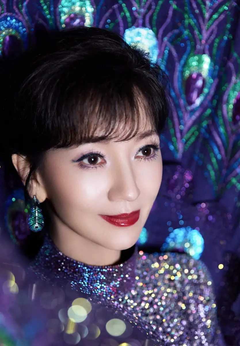 赵雅芝穿紫调孔雀礼服贵气端庄鱼尾裙摆显身姿婀娜