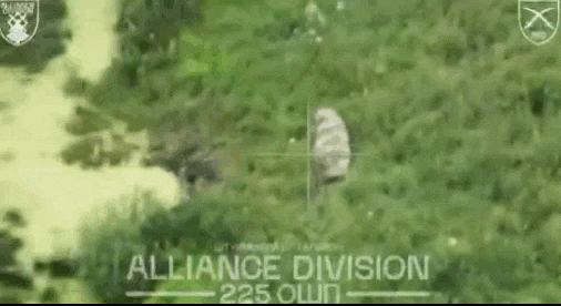 1名俄军士兵披着反无人机隔热毯，像蚕宝宝一样朝赫尔松乌军阵地蠕动，但在大白天，这