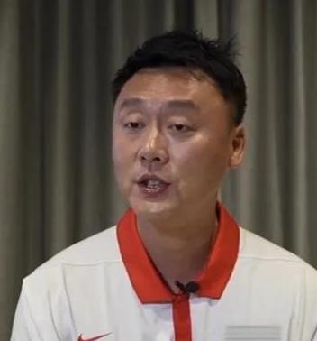 U19男篮要想赢球，第一步换掉主教练曲绍斌，第二步把3号杨溢按在替补席上，第三步
