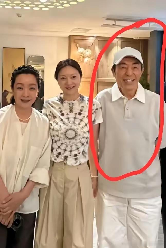 《主角》聚餐，陈婷把76岁的张艺谋打扮得真年轻！灰色T恤短袖，搭配白色裤子，虽说