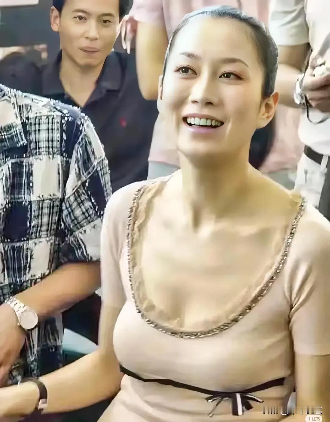 一代女神俞飞鸿虽然渐渐老去，但看照片后面男士的表情，依然觉得俞飞鸿魅力无法阻挡…