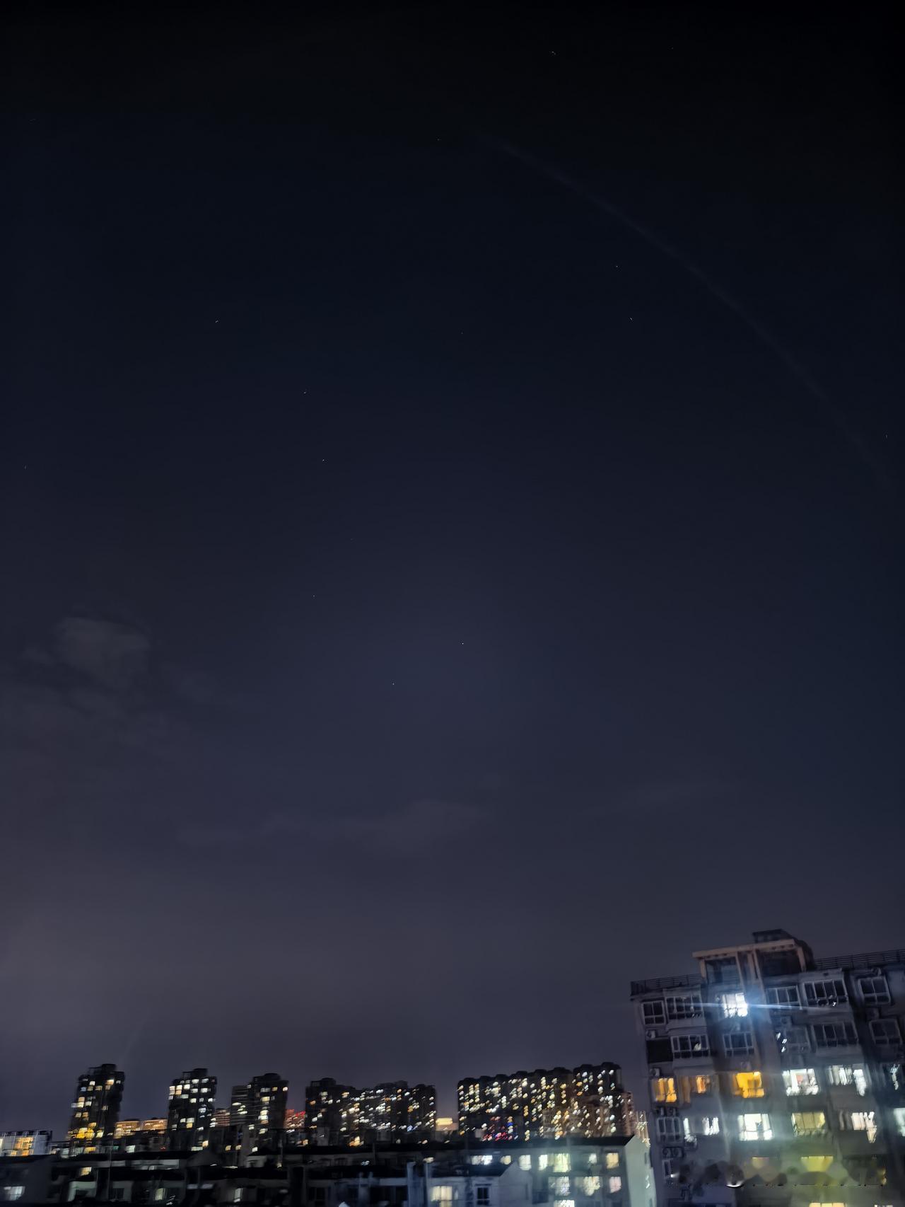 夏日生活打卡季八月四日，雨后的石家庄夜景绝了！原本就灯光璀璨的石家庄，在雨水