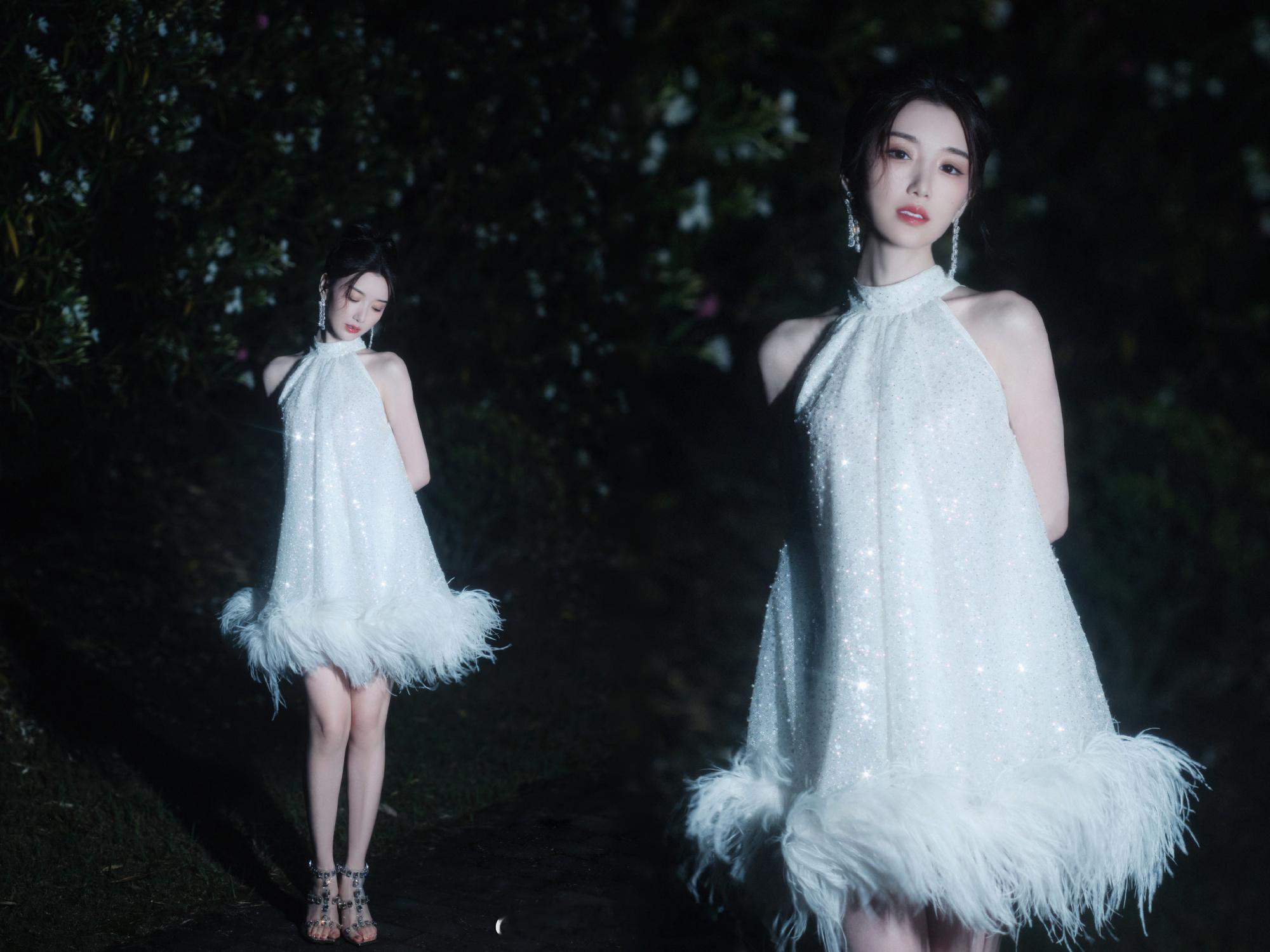 毛晓彤羽毛裙仙气灵动是怦然心动