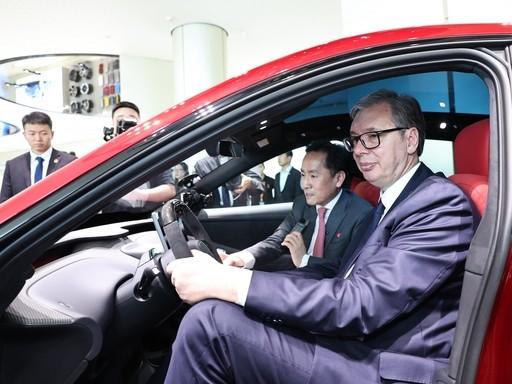 雷军万万没想到，武契奇参观小米工厂后，网友竟然强烈要求，让小米集团直接送他