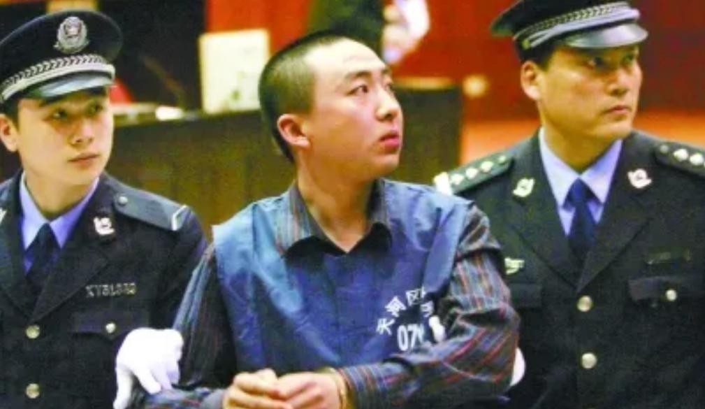 2006年，一名山西小伙因为在故障的ATM机上多取了17万元而被捕，并被