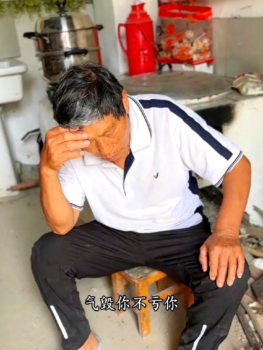 22秒监控看哭全网济南醉倒父亲照见5300万打工人的难12月14日晚，济南